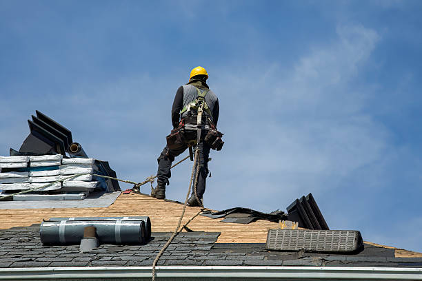 Professional Roofing technician working in Courtland, CA